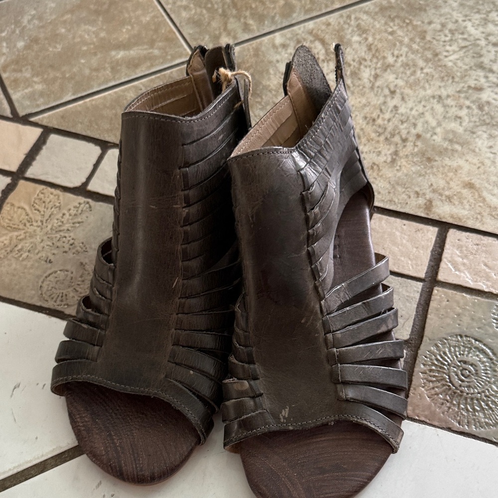 Roan. Cutest Brown Women's Sandals